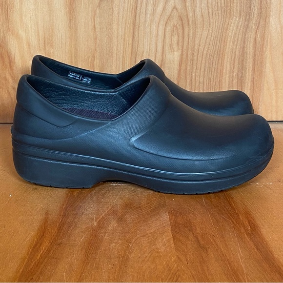 Womens 6 Crocs On The Clock Work Slip On Shoes Black SEF1572 - Picture 1 of 8